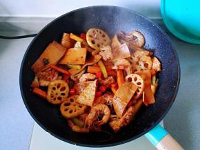 10.倒入辣椒圈，翻炒至断生