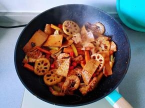 10.倒入辣椒圈，翻炒至断生