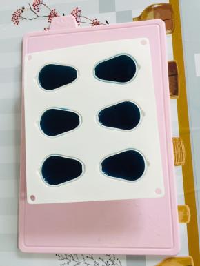 倒入清洗干净的网红兔硅胶模具中！放入冰箱冷冻一晚上！