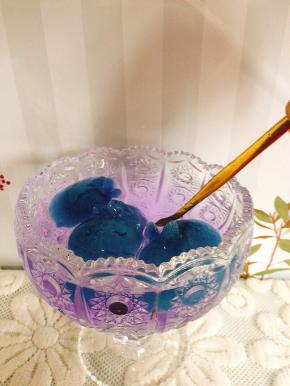 用勺子搅拌一下，等碟豆花兔子冰块慢慢融化和雪碧里的柠檬完美的邂逅！颜色就变得越来越梦幻，漂亮！