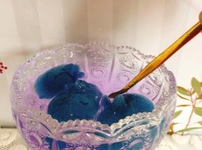 用勺子搅拌一下，等碟豆花兔子冰块慢慢融化和雪碧里的柠檬完美的邂逅！颜色就变得越来越梦幻，漂亮！