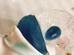 轻轻一顶就能快速地脱模了！