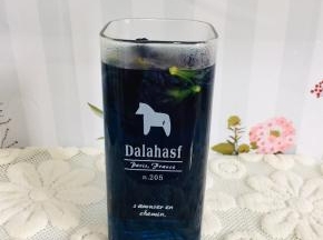 倒入适量的开水冲泡，晾至温热！