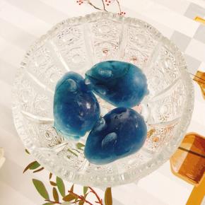 把碟豆花兔子冰块放入杯子里！（怎么这个小兔子一点也不萌，看起来有点像小老鼠呢？你们看像不像啊？）