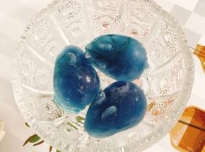 把碟豆花兔子冰块放入杯子里！（怎么这个小兔子一点也不萌，看起来有点像小老鼠呢？你们看像不像啊？）