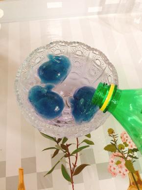 倒入适量的雪碧！