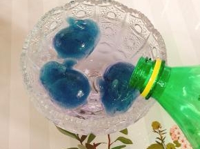 倒入适量的雪碧！