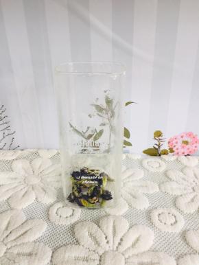 碟豆花15朵放在杯子中！（没有碟豆花的也可以用黑枸杞来代替！）