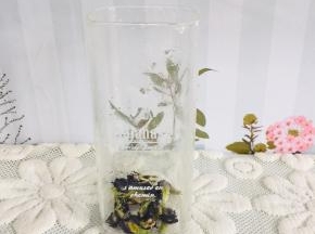 碟豆花15朵放在杯子中！（没有碟豆花的也可以用黑枸杞来代替！）