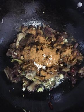 放入少许盐和鸡精翻炒均匀！