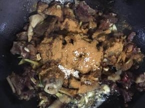 放入少许盐和鸡精翻炒均匀！