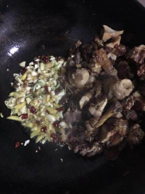 放入生姜，蒜瓣，花椒，干辣椒爆香！