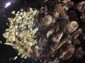 放入生姜，蒜瓣，花椒，干辣椒爆香！