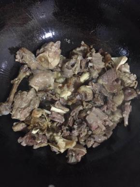 起锅烧油，放入羊肉煸炒至表面焦黄！