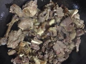 起锅烧油，放入羊肉煸炒至表面焦黄！