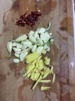 蒜瓣拍碎，干辣椒切成段，生姜切成丝备用！