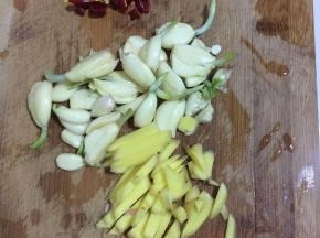 蒜瓣拍碎，干辣椒切成段，生姜切成丝备用！