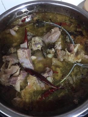 电压力锅中放入焯好水的羊肉，再放入生姜，八角，桂皮，花椒，干辣椒，香叶，小茴香籽，草果，丁香，生抽，老抽，盐，再加入适量的水没过羊肉，按煮汤键！