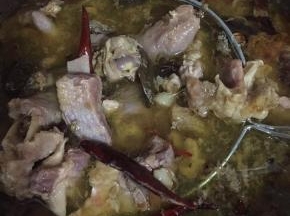 电压力锅中放入焯好水的羊肉，再放入生姜，八角，桂皮，花椒，干辣椒，香叶，小茴香籽，草果，丁香，生抽，老抽，盐，再加入适量的水没过羊肉，按煮汤键！