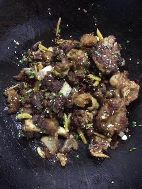 起锅前放入适量的白芝麻炒均匀即可！