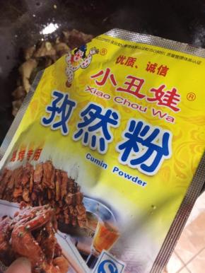 放入孜然粉！（喜欢孜然味儿浓一点的就多放一些，不喜欢太浓的可以少放一些！）