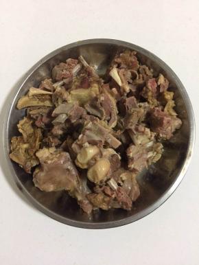 煮好后，把羊肉挑出来沥干水分备用！（羊肉汤也别扔了，可以拿来煮火锅或者做羊肉汤面！）