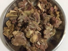 煮好后，把羊肉挑出来沥干水分备用！（羊肉汤也别扔了，可以拿来煮火锅或者做羊肉汤面！）