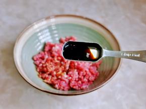 加入蚝油，充分搅拌均匀。