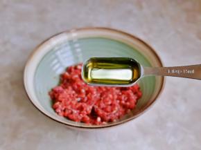 淋上一勺食用油，再次搅拌均匀，静止5分钟。