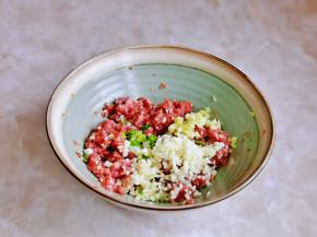 加入切好的葱姜蒜。