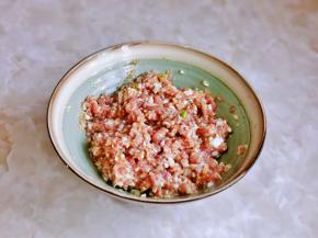 再加入一小勺凉开水，充分搅拌均匀，这样饺子馅就做好啦！