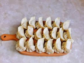 依次包好，如果一次吃不完，可以速冻，随时随取很方便。