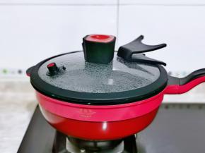 锅中加入水烧开。