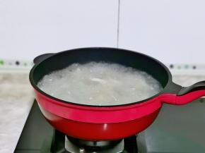 水开后下饺子，吃多少煮多少，可以反复淋入冷水。