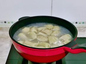 煮熟的饺子漂浮在水面上即可关火。