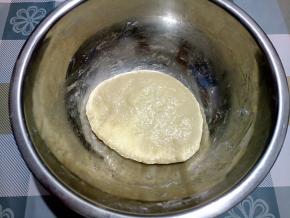 将全部材料揉合成一个光滑的面团，然后盖上保鲜膜放冰箱保存。注意，面团要比耳垂软一点，但不要太湿。我的面团湿了一点，不是很好操作。