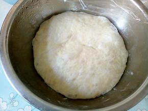 第二天一早将面团取出，可以看到发酵到有两三倍大的，很大气泡。回温几分钟。