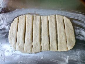 将面片切成1指半的宽度，长度注意不要超过空气炸锅的三分之二长。