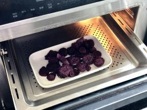 把紫薯去皮切成片，蒸20分钟，我用的是蒸箱，如果用蒸锅，水开之后计算时间，把紫薯蒸熟。