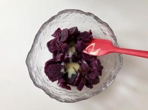 紫薯中加入炼乳，也可以加蜂蜜、麦芽糖或加淡奶油，因为紫薯比较干，加入液态的调味剂不仅可以增加风味，也可以起到湿润的作用。