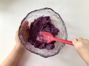 把紫薯和炼乳混合均匀，捣成泥状，越细腻口感越好。