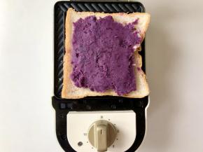 再抹上紫薯泥，我抹的比较厚，根据自己的喜好添加。