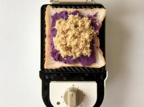 然后在紫薯上放上肉松，肉松真的是三明治的灵魂，怎么搭配都好吃！