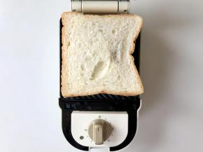 然后盖上另一片吐司片，除了蒸紫薯，以上这些步骤都是孩子完成的哦！