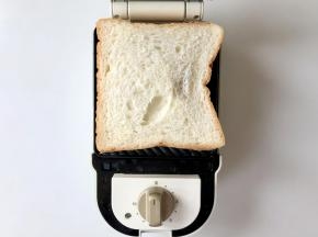 然后盖上另一片吐司片，除了蒸紫薯，以上这些步骤都是孩子完成的哦！