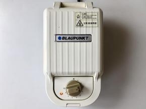 压紧三明治，三明治机盖好上盖，插上电源，设置3分钟。热压的过程中三明治机会发热，特别烫，这时候就要让小朋友远离电器啦，避免烫伤。