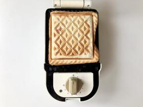 三分钟后，紫薯肉松芝士三明治就做好啦！用同样的方法做了两个。