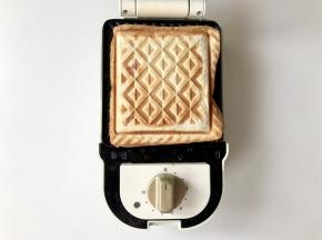 三分钟后，紫薯肉松芝士三明治就做好啦！用同样的方法做了两个。