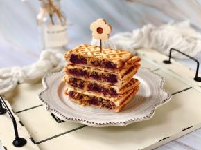 然后把三明治从中间切开，叠起来，插上小花水果签，美美哒！