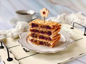 我用冲了一杯黑咖啡，给孩子们煮了豆浆，美味的早餐吃起啦吧！当作下午茶也不错哦～